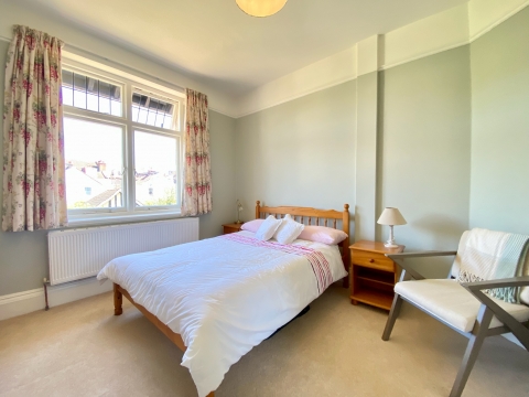 1 bedroom in a 5 bed house in Downs Park West, Bristol (BS6) - Family