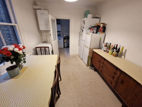 1 bedroom in a 4 bed house in Latimer Road, London (SW19) - House Share