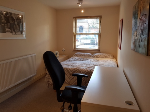 1 bedroom in a 3 bed house in Upper Richmond Road, London (SW15