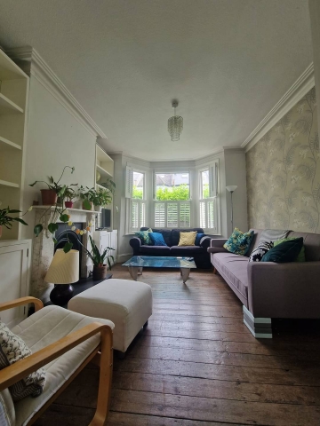 1 bedroom in a 4 bed house in Vanderbilt Road, London (SW18) - House