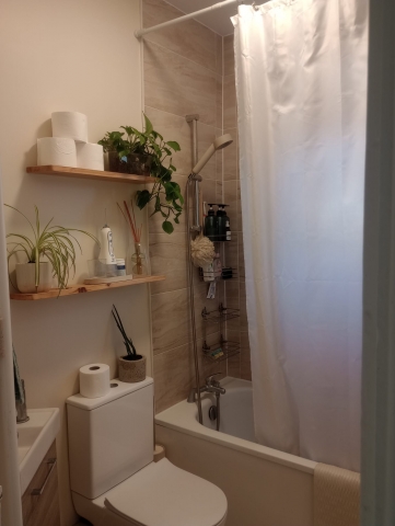 1 room share in a 3 bed house in Randlesdown Road, London (SE6) - Room